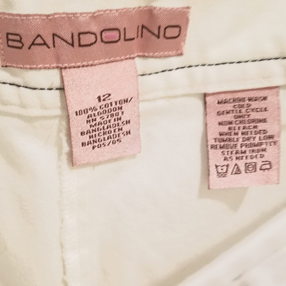 Bandolino White crop  pants sz 12 with navy button on bottom side by each ankle.